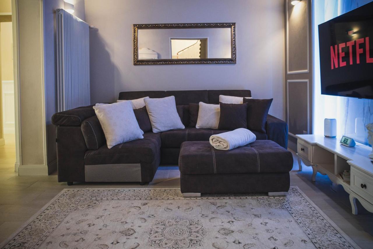 Belvedere Luxury Apartment, View On The Walls *
